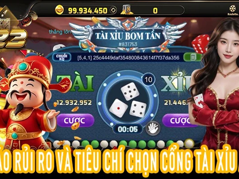 Bàn chơi Poker với chip và bài của người chơi