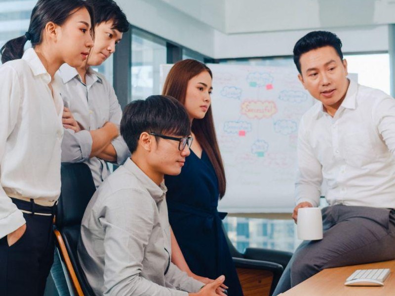 Người chơi đang thực hành các mẹo cờ bạc có trách nhiệm của 98 win, với biểu tượng quản lý tài chính và thời gian