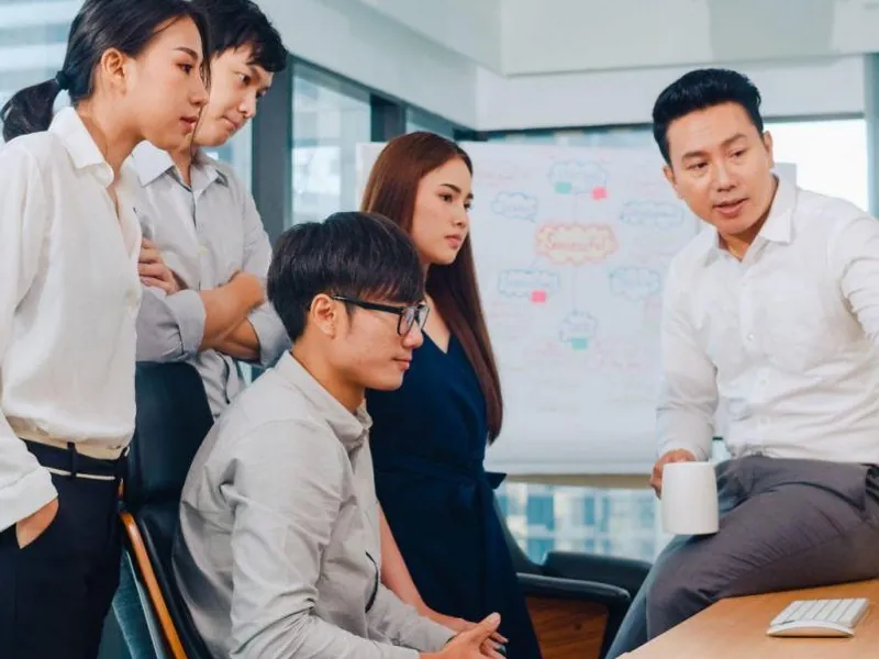 Người chơi đang thực hành các mẹo cờ bạc có trách nhiệm của 98 win, với biểu tượng quản lý tài chính và thời gian